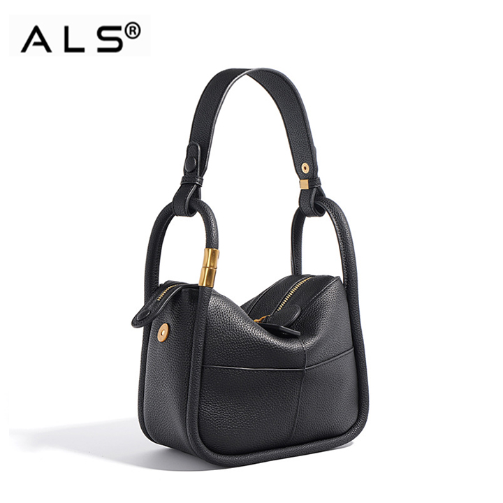 Elegante bolso hobo de piel beige con herrajes dorados