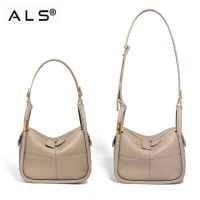 Sac hobo chic en cuir beige avec détails dorés