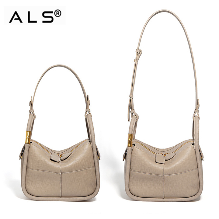 Sac hobo chic en cuir beige avec détails dorés