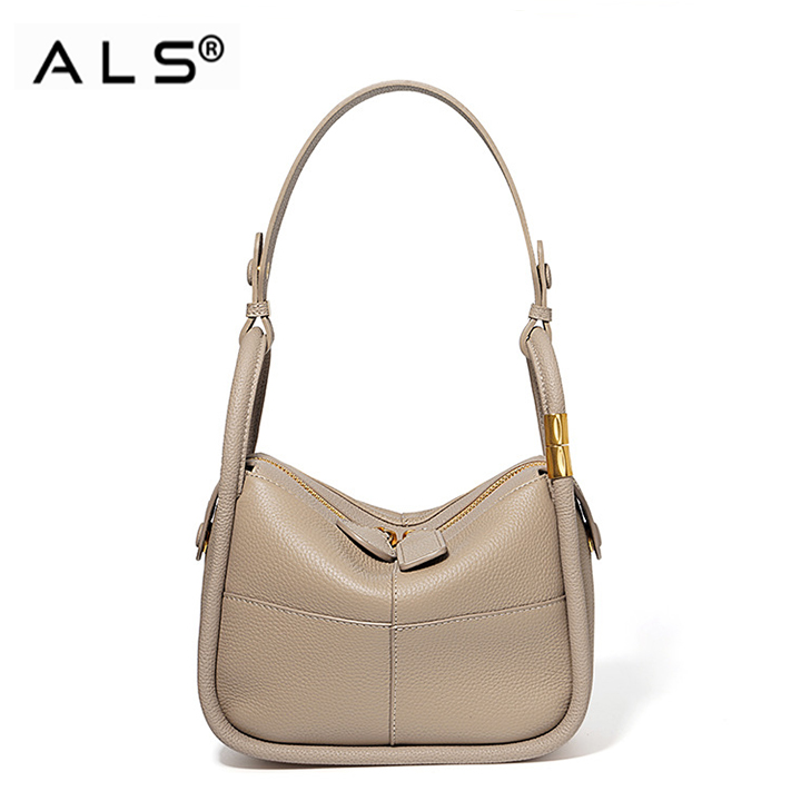 Elegante bolso hobo de piel beige con herrajes dorados