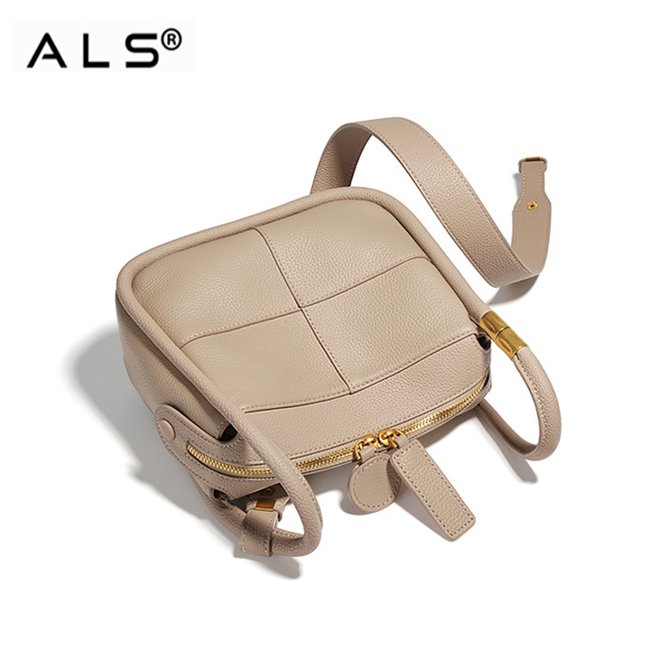 Sac hobo chic en cuir beige avec détails dorés