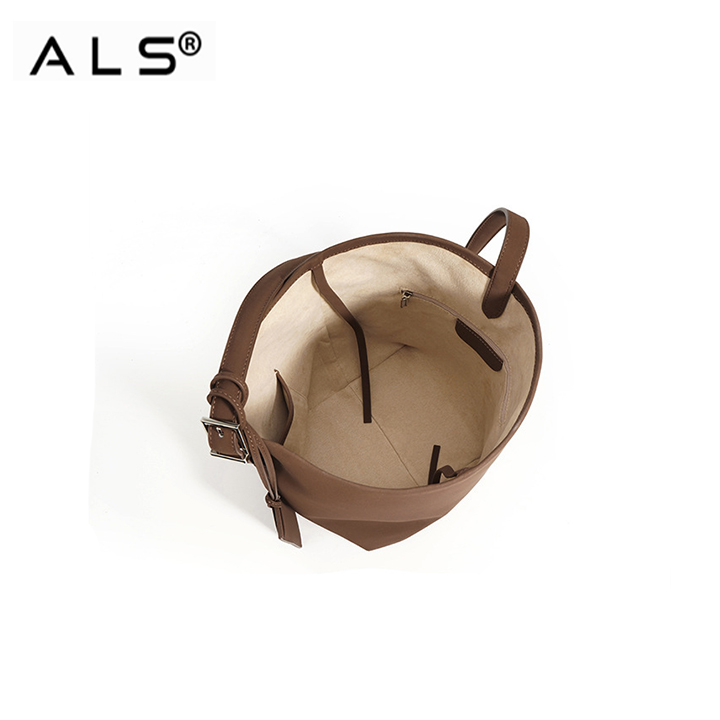 Bolso de cuero tipo cubo con etiqueta desmontable