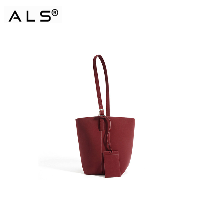 Bolso de cuero tipo cubo con etiqueta desmontable