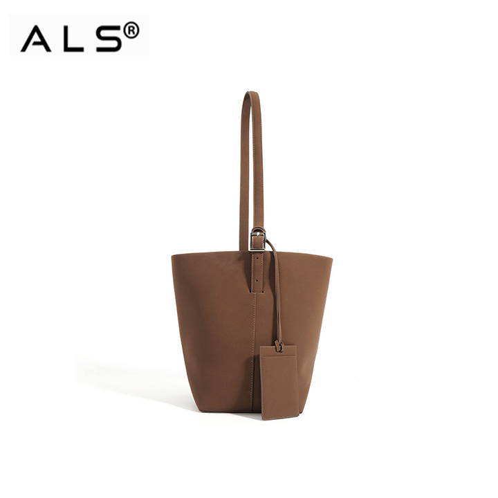 Bolso de cuero tipo cubo con etiqueta desmontable