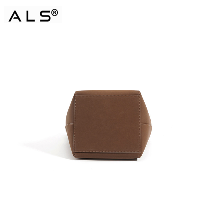 Bolso de cuero tipo cubo con etiqueta desmontable