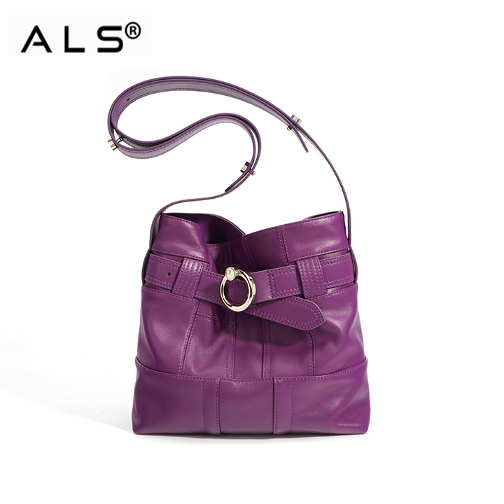 Elegante bolso de piel tipo cubo con anilla y detalle de cinturón