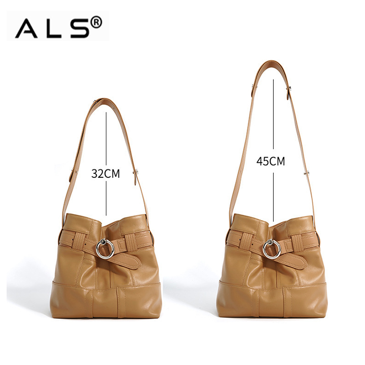 Elegante bolso de piel tipo cubo con anilla y detalle de cinturón