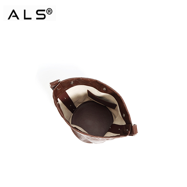 Elegante bolso de piel arrugada marrón con detalles de tachuelas