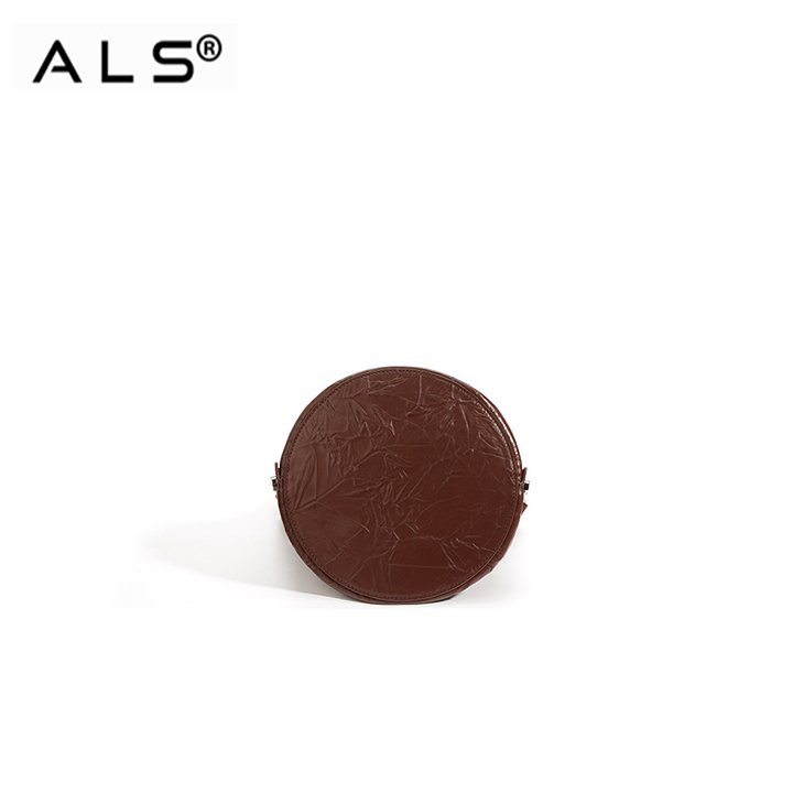 Elegante bolso de piel arrugada marrón con detalles de tachuelas