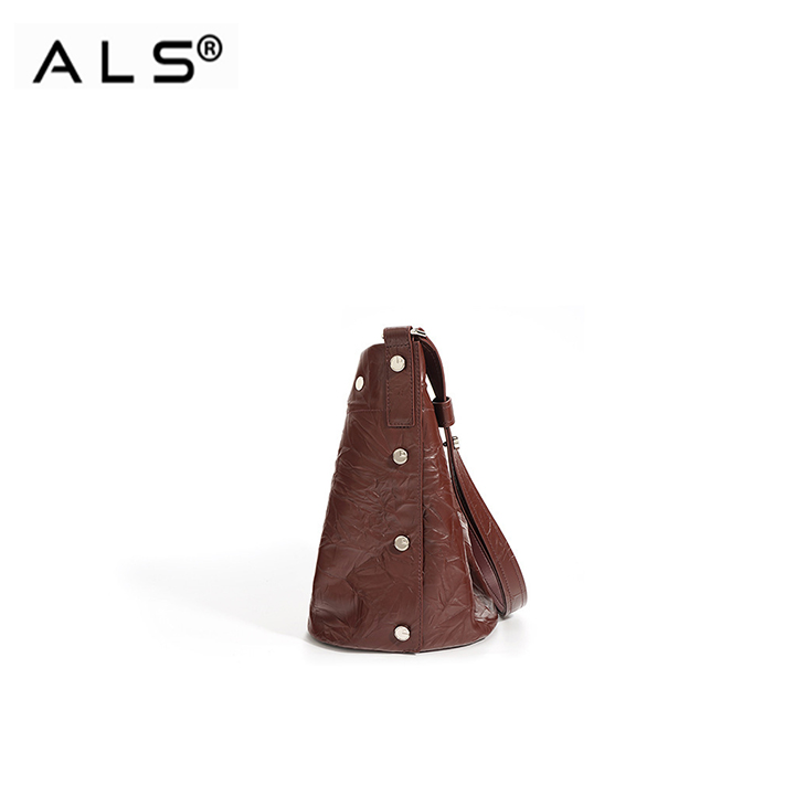 Elegante bolso de piel arrugada marrón con detalles de tachuelas