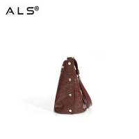 スタッズディテールが施されたシックなブラウンのシワ加工レザーバケットバッグ