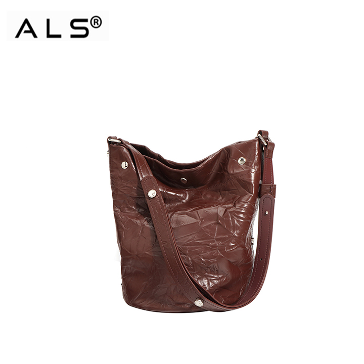 Elegante bolso de piel arrugada marrón con detalles de tachuelas