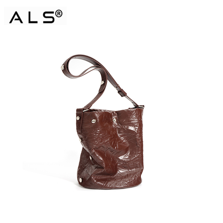 Elegante bolso de piel arrugada marrón con detalles de tachuelas