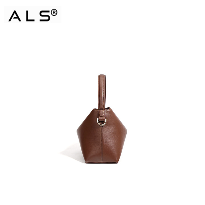 Elegante bolso de mano de piel marrón con correa ajustable