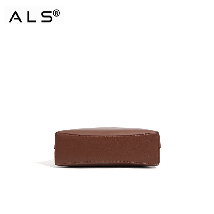 Elegante bolso de mano de piel marrón con correa ajustable