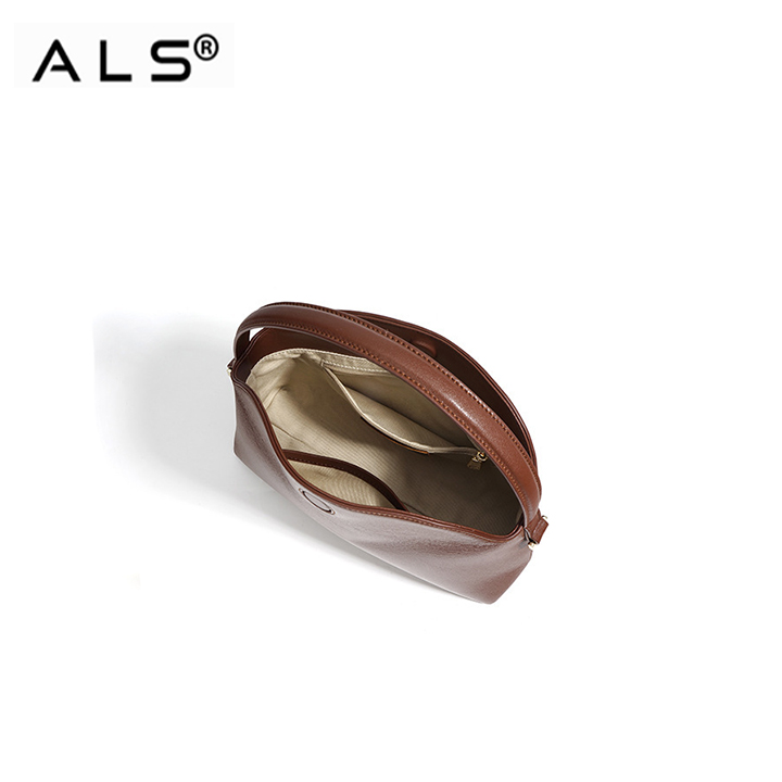 Elegante bolso de mano de piel marrón con correa ajustable