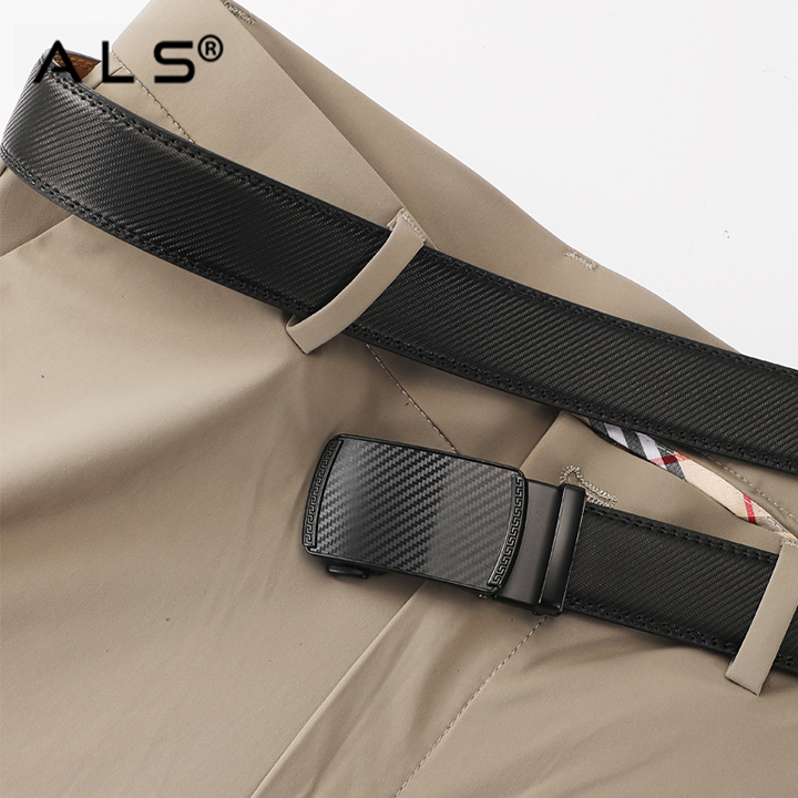 Cinturón elegante de piel con textura de carbono y hebilla automática