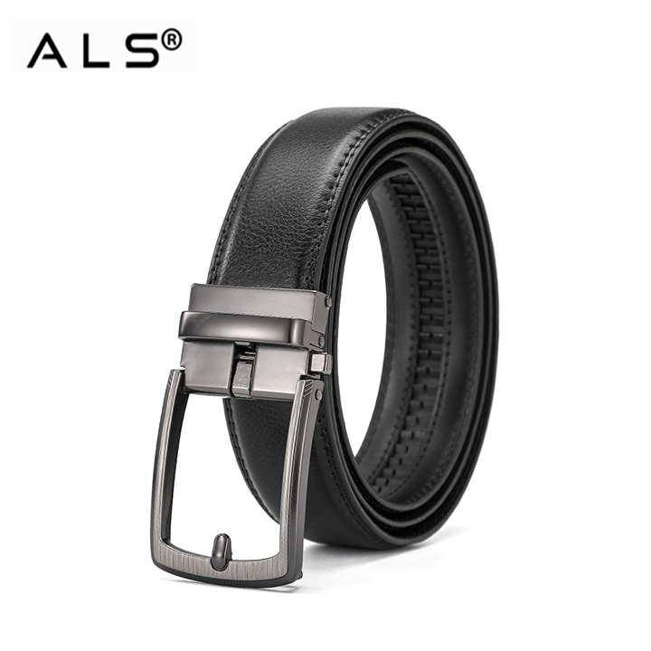 Cinturón clásico de cuero negro con hebilla de metal