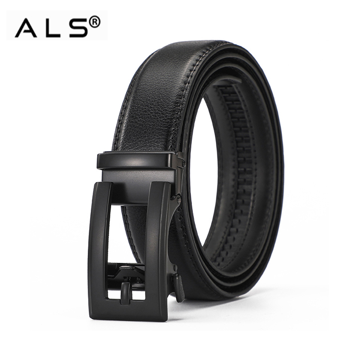 Cinturón elegante de cuero negro con hebilla metálica resistente