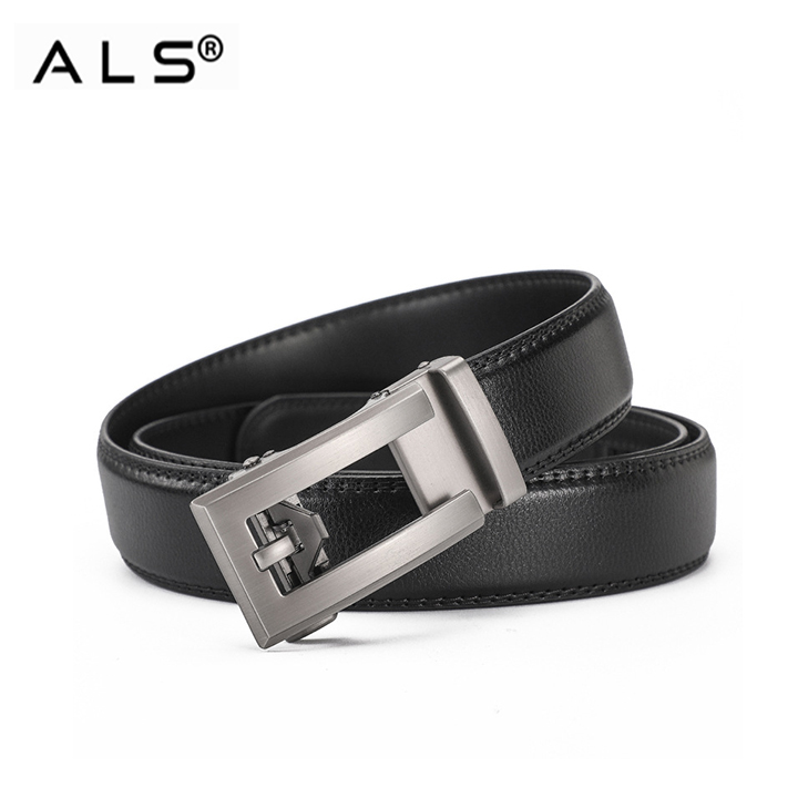Cinturón elegante de cuero negro con hebilla metálica resistente