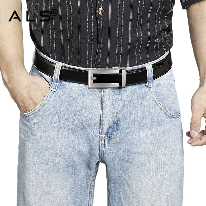 Cinturón elegante de cuero negro con hebilla metálica resistente