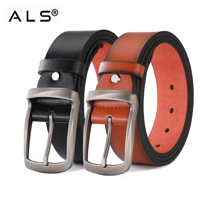 Cinturón clásico de cuero negro con interior rojo en contraste y hebilla de metal.