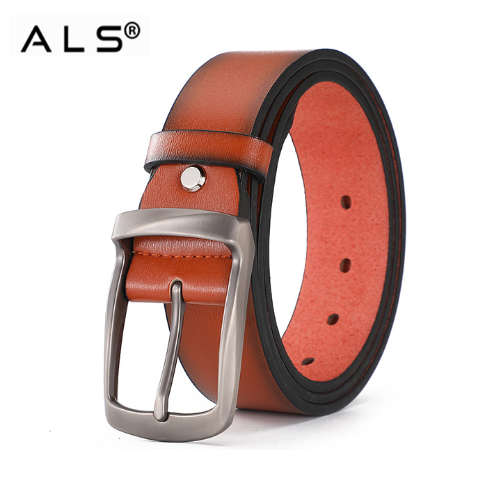 Cinturón clásico de cuero negro con interior rojo en contraste y hebilla de metal.