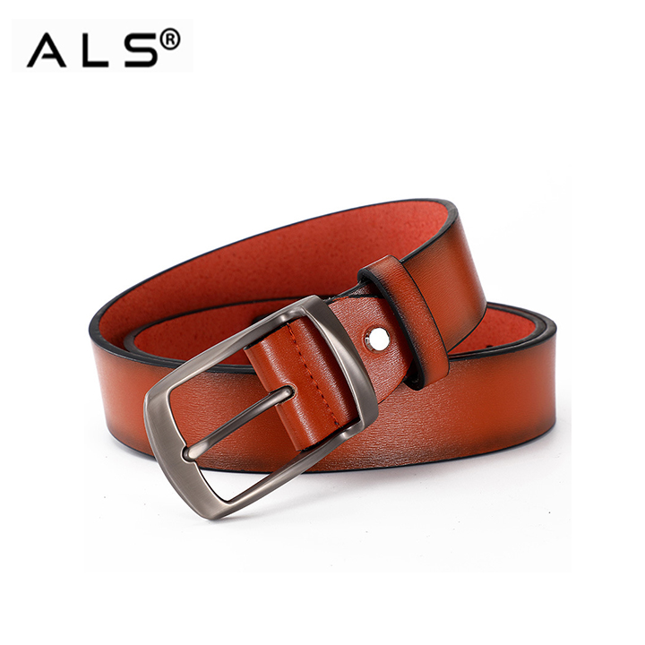 Cinturón clásico de cuero negro con interior rojo en contraste y hebilla de metal.