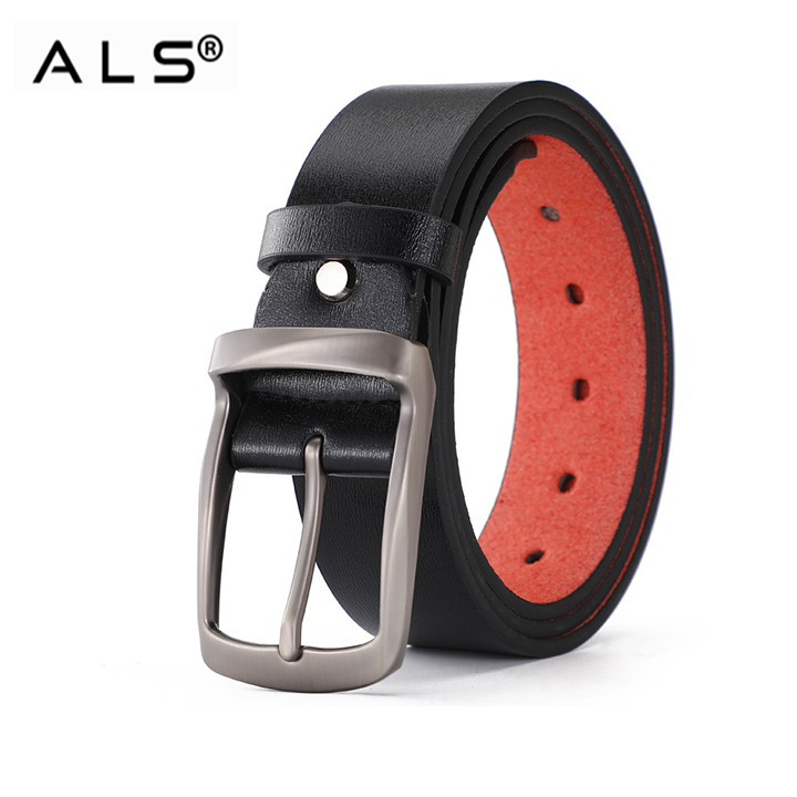 Cinturón clásico de cuero negro con interior rojo en contraste y hebilla de metal.