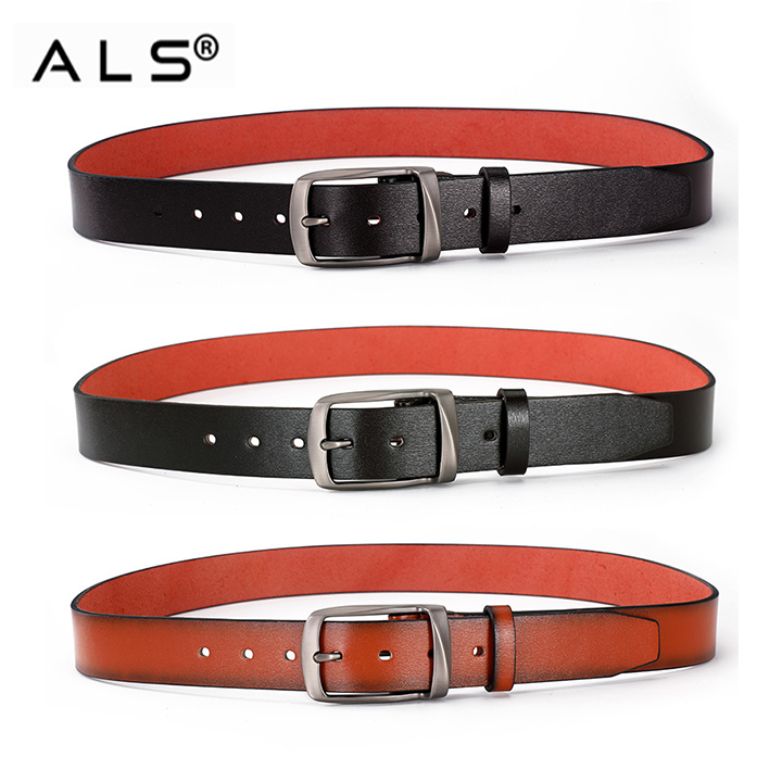 Cinturón clásico de cuero negro con interior rojo en contraste y hebilla de metal.