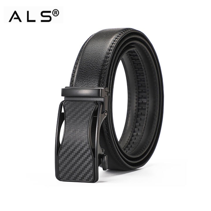 Cinturón de piel negra elegante con hebilla automática de aspecto carbono.