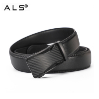 Cinturón de piel negra elegante con hebilla automática de aspecto carbono.