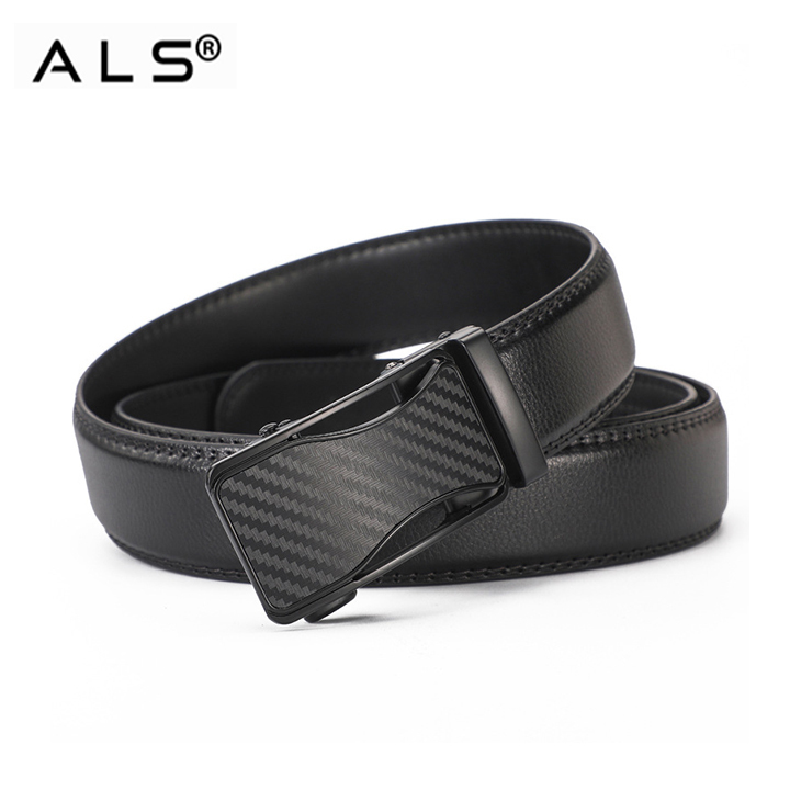 Cinturón de piel negra elegante con hebilla automática de aspecto carbono.