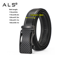 Cinturón de piel negra elegante con hebilla automática de aspecto carbono.