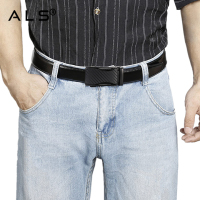 Cinturón de piel negra elegante con hebilla automática de aspecto carbono.