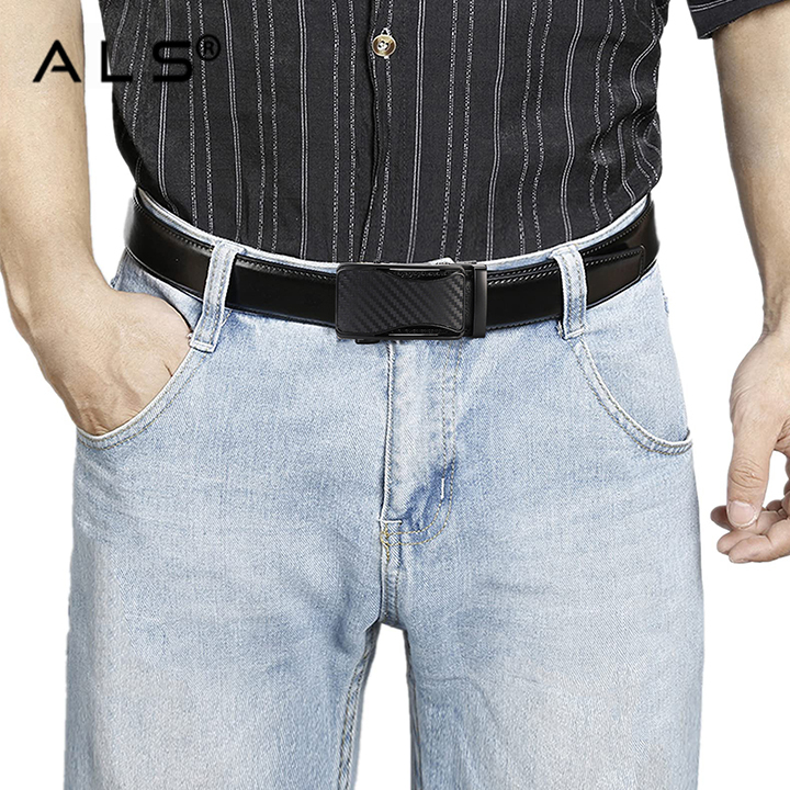 Cinturón de piel negra elegante con hebilla automática de aspecto carbono.