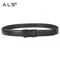 Cinturón de piel negra elegante con hebilla automática de aspecto carbono.