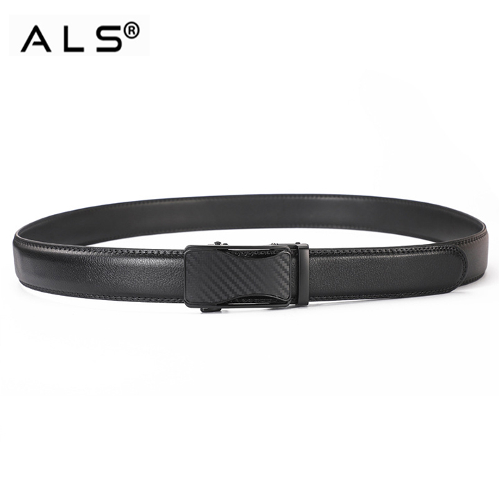 Cinturón de piel negra elegante con hebilla automática de aspecto carbono.