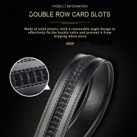 Cinturón de piel negra elegante con hebilla automática de aspecto carbono.