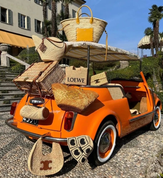 La tendencia más popular: los bolsos de paja de lujo dominan la moda del verano.