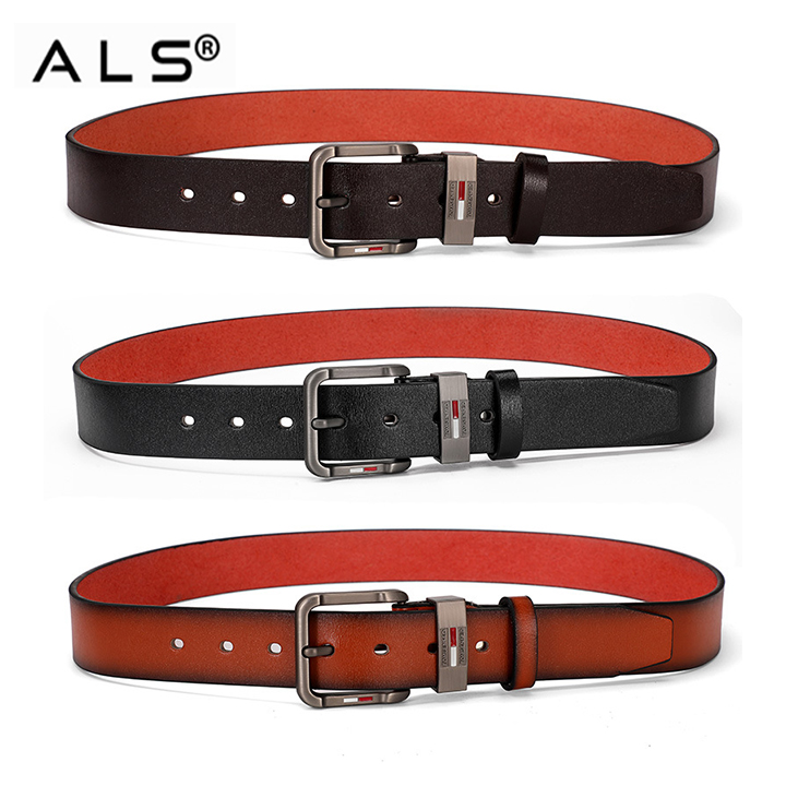 スタイリッシュなブラウンレザーベルト。内側はレッドの