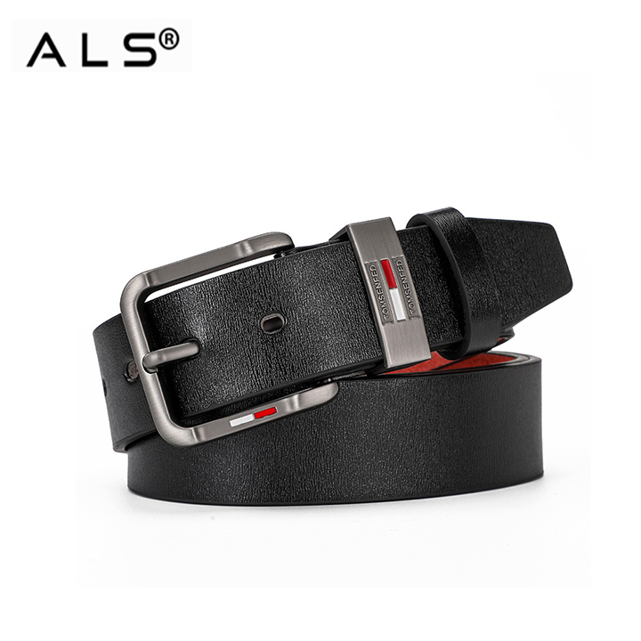 Cinturón elegante de cuero marrón con interior rojo en contraste