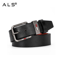 スタイリッシュなブラウンレザーベルト。内側はレッドのコントラストが映える