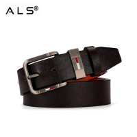 スタイリッシュなブラウンレザーベルト。内側はレッドのコントラストが映える