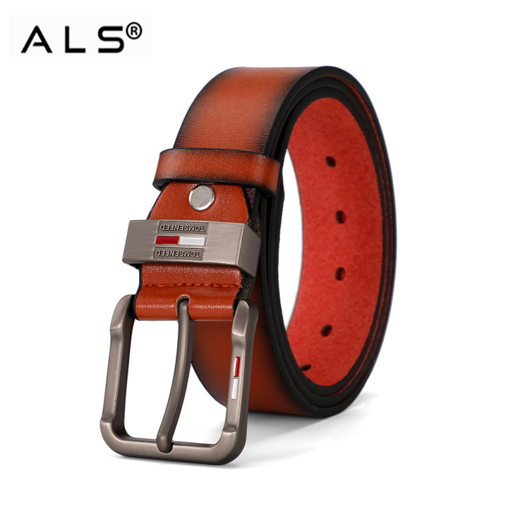 スタイリッシュなブラウンレザーベルト。内側はレッドのコントラストが映える