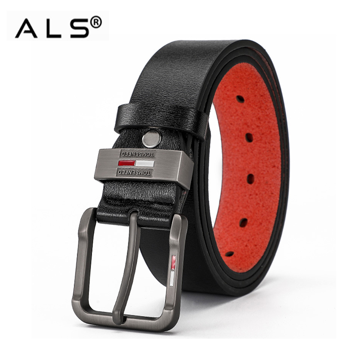 スタイリッシュなブラウンレザーベルト。内側はレッドのコントラストが映える