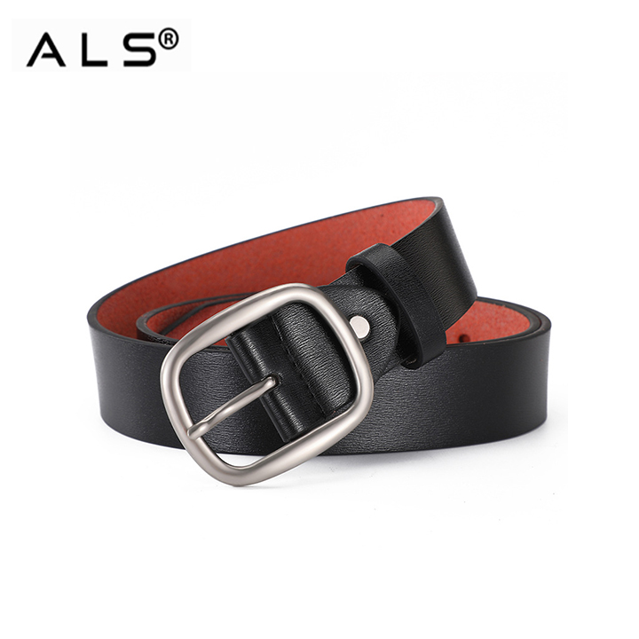 Cinturón clásico de cuero negro con interior rojo en contraste