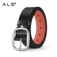 クラシックなブラックレザーベルト。内側はレッドのコントラスト。