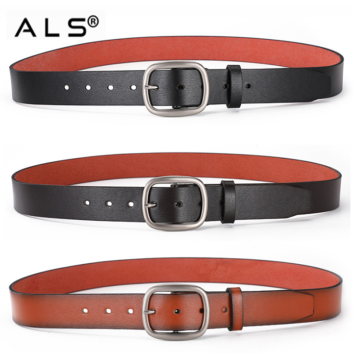 クラシックなブラックレザーベルト。内側はレッドのコントラスト。