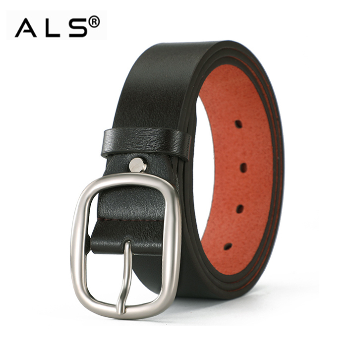 クラシックなブラックレザーベルト。内側はレッドのコントラスト。